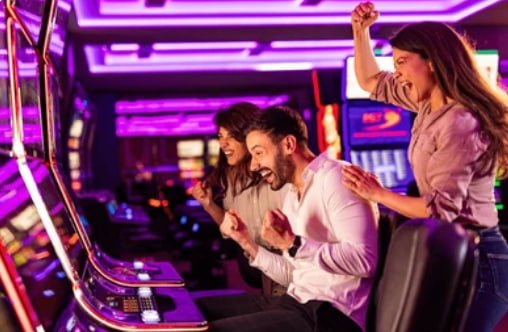 Pengguna menikmati layanan hiburan solidplay99 melalui perangkat mobile dengan mudah